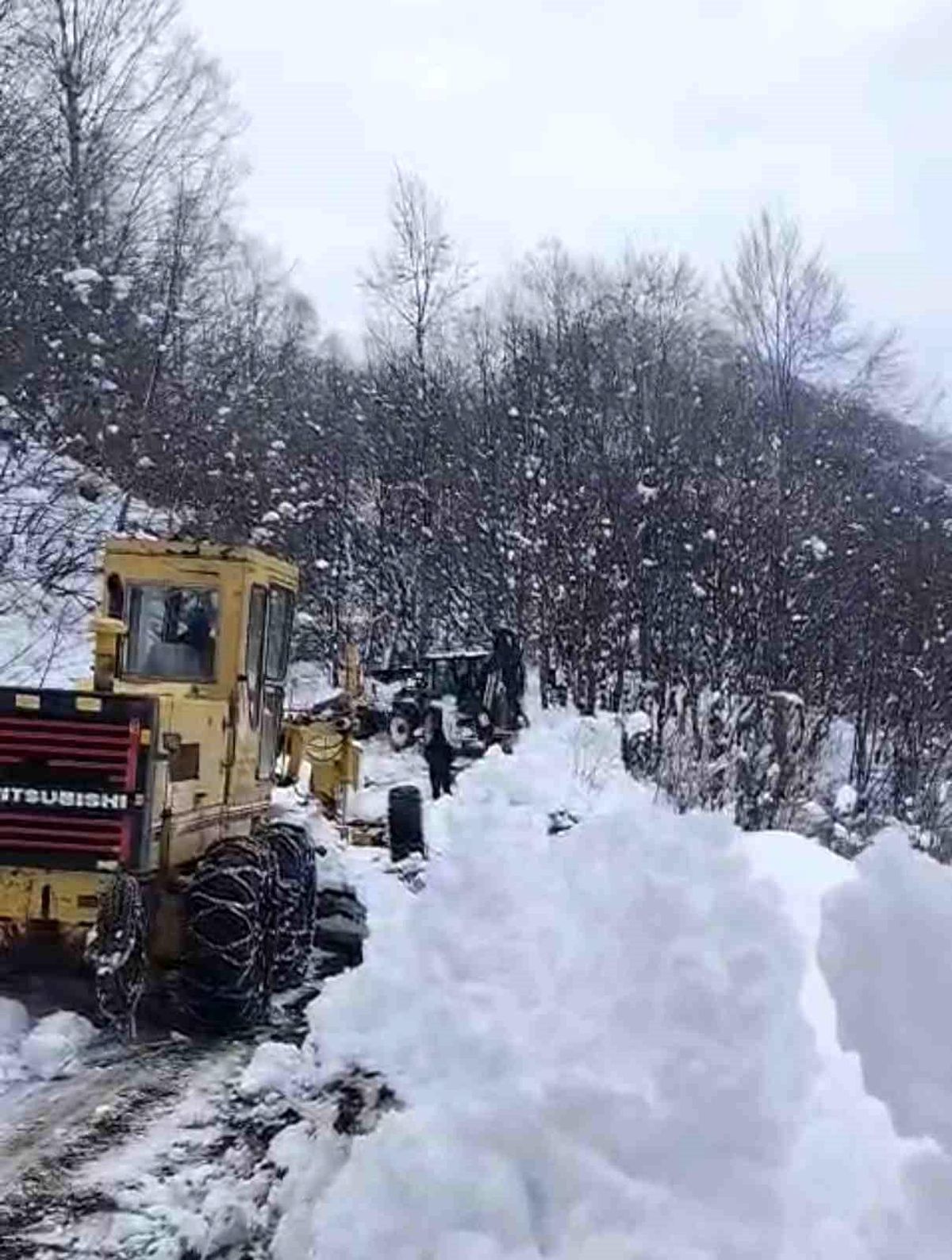 Erbaa'da kapanan köy yolu ekiplerin çalışmasıyla açıldı