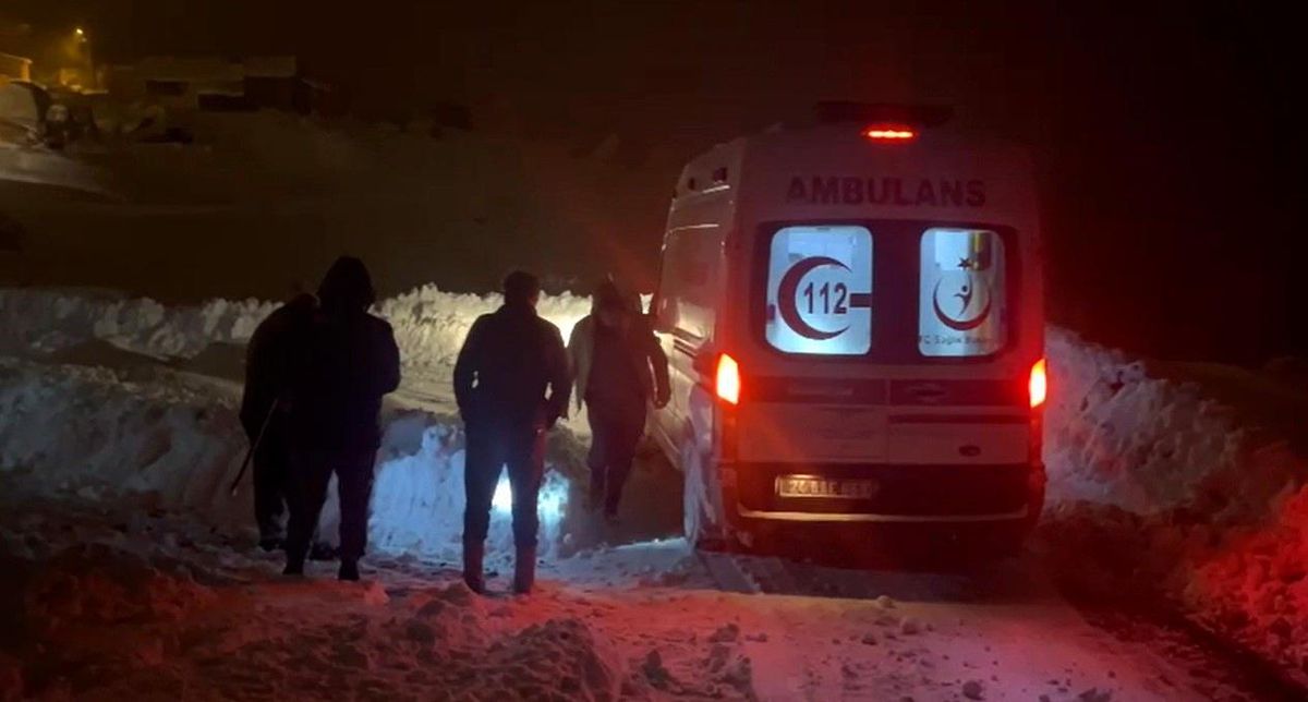 Erzincan'da kardan kapanan köy yolunda zamanla yarış