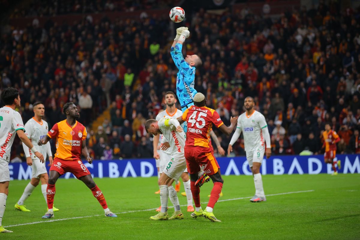 Galatasaray, Alanyaspor'u geçerek ligdeki iç saha yenilmezliğini 31 maça taşıdı