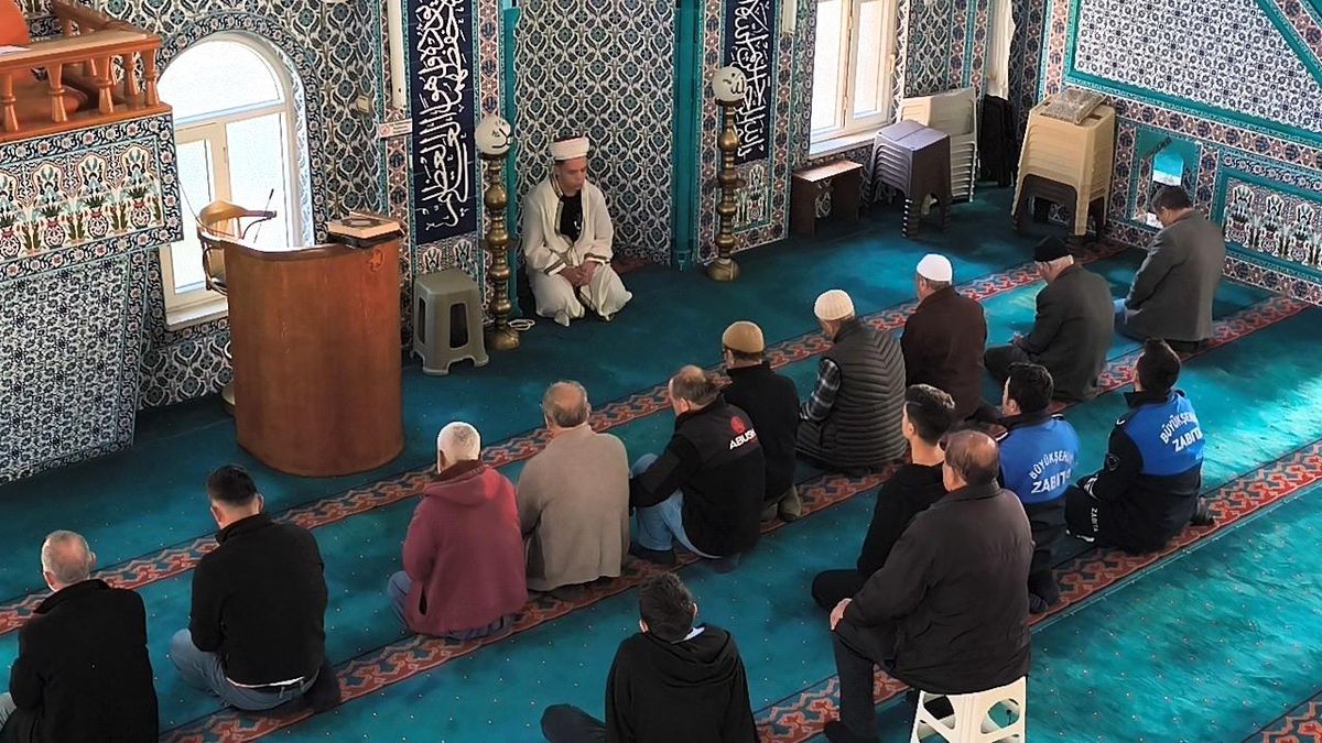 Genç hafızlar Ramazan'da camilerde mukabele okuyor
