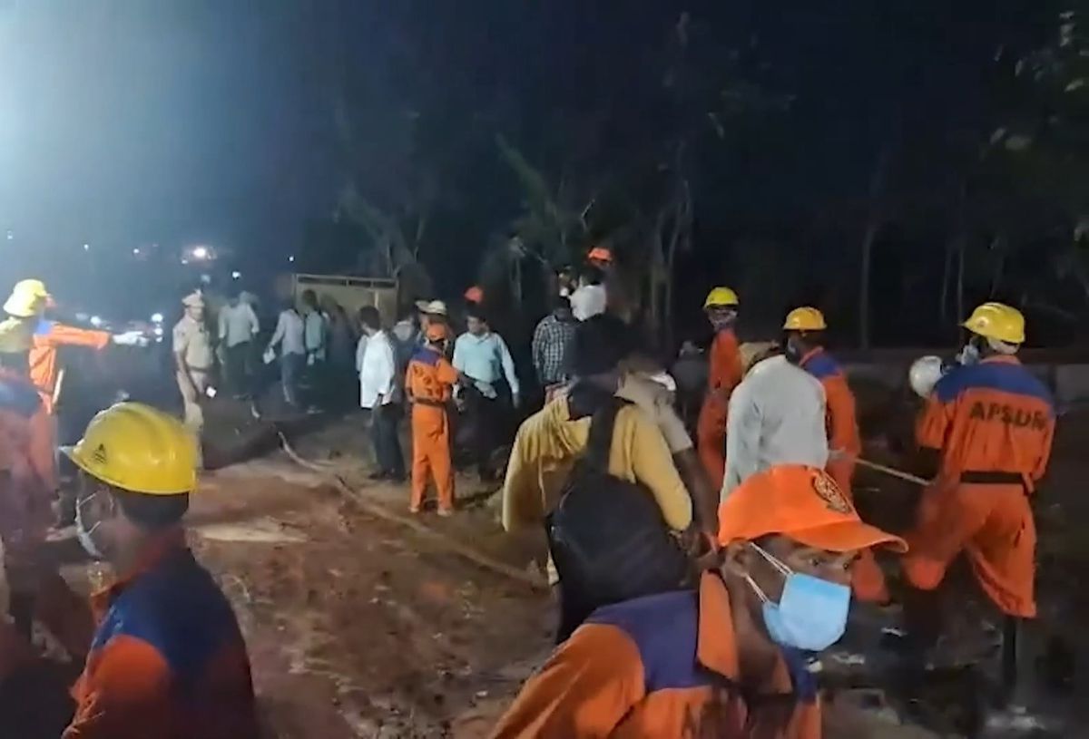 Hindistan'da fabrikada patlama: 21 ölü