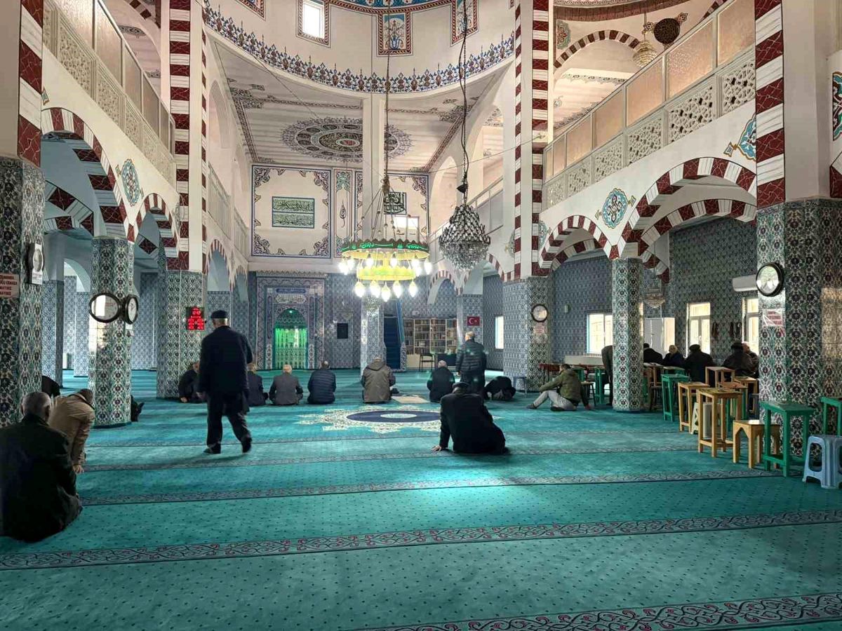 Iğdır'da Caferi camilerinde Hamaney ve hayatını kaybedenler için dualar okundu