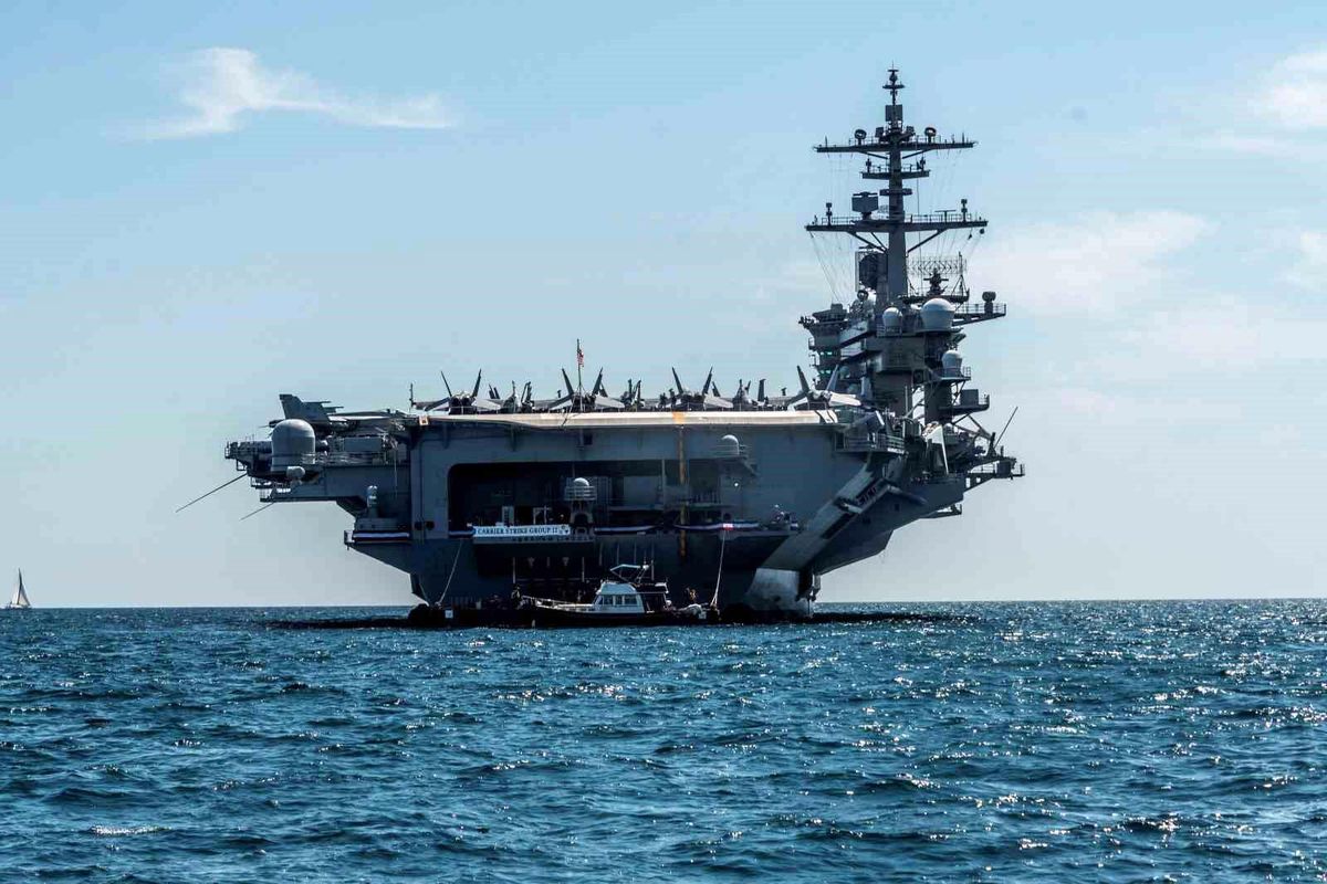 İran, ABD'ye ait USS Abraham Lincoln uçak gemisine füze saldırısı düzenledi