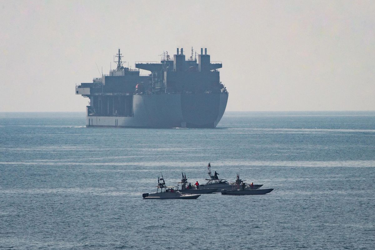İran, Hürmüz Boğazı'nda bir petrol tankerini vurdu