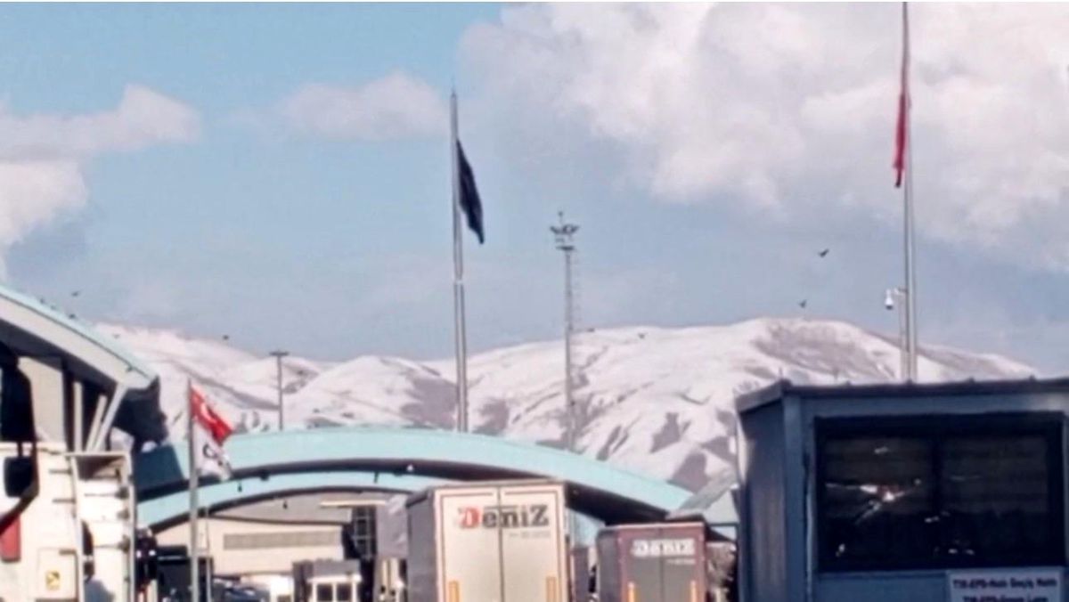 İran sınırındaki Esendere Sınır Kapısı'nda geçişlere kısıtlama getirildi