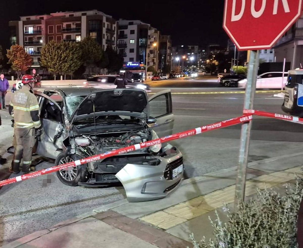 İzmir'de motosiklet ile otomobil çarpıştı: 1 ölü, 2 yaralı