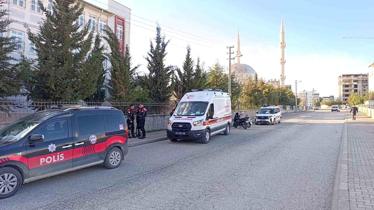 Kavga sırasında bacağına demir çubuk batan genç yaralandı