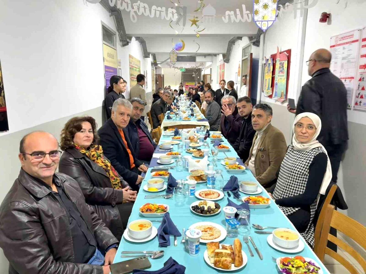 Kaymakam Keklik, Kuşadası'nda öğrencilerle iftarda buluştu