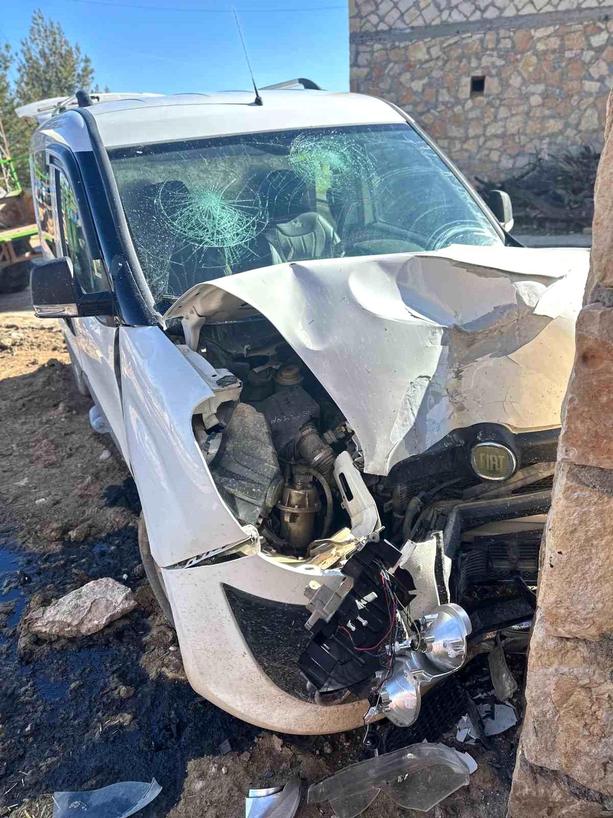 Kaza yapan yakınlarını ziyaretten dönen çift kazada yaralandı