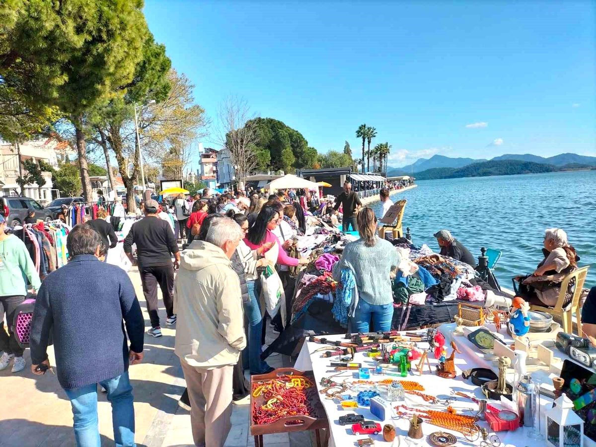 Köyceğiz'de yılın ilk ikinci el pazarı kuruldu