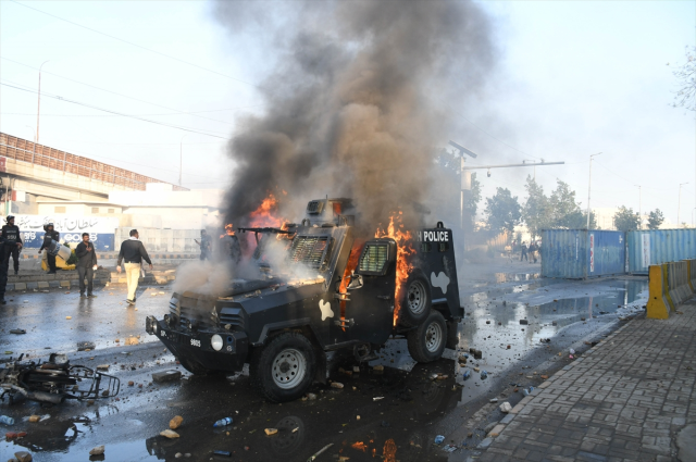 احتجاج أمام القنصلية الأمريكية في باكستان: عدد القتلى ارتفع إلى 21