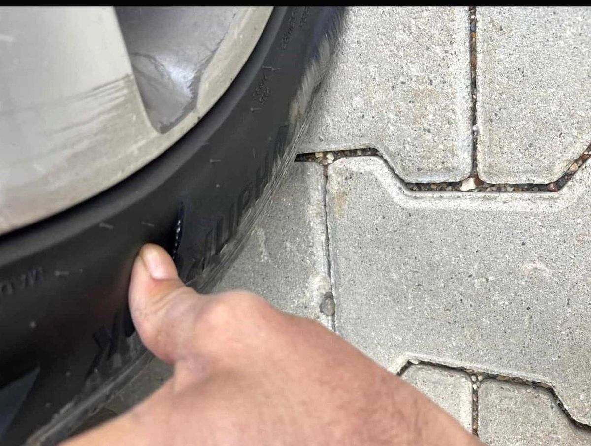Park halindeki aracın lastikleri kesildi