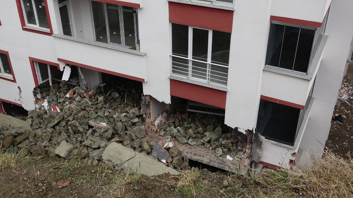 Trabzon'da istinat duvarı çöktü, 2 daire hasar gördü