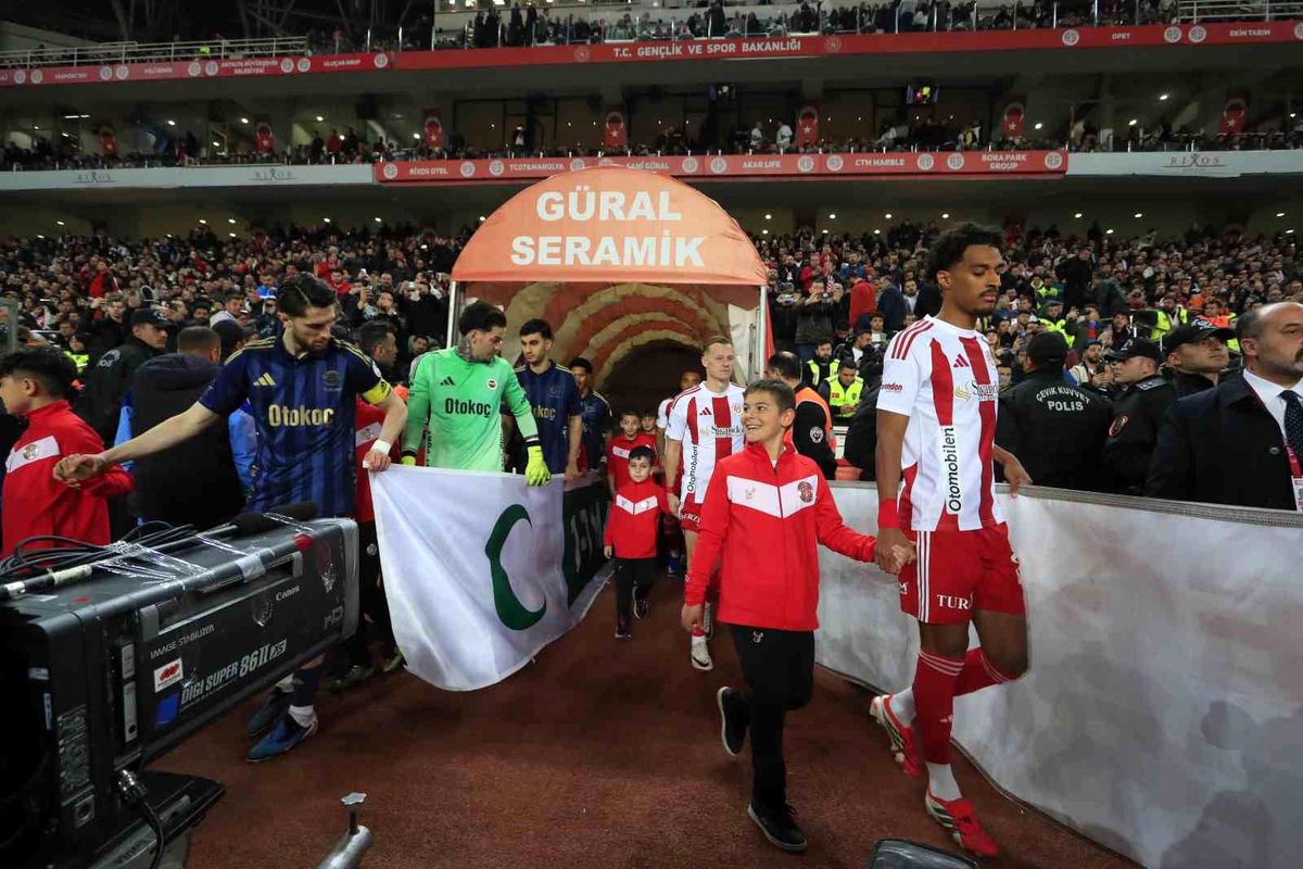 Trendyol Süper Lig: Antalyaspor: 0 Fenerbahçe: 0 (Maç devam ediyor)