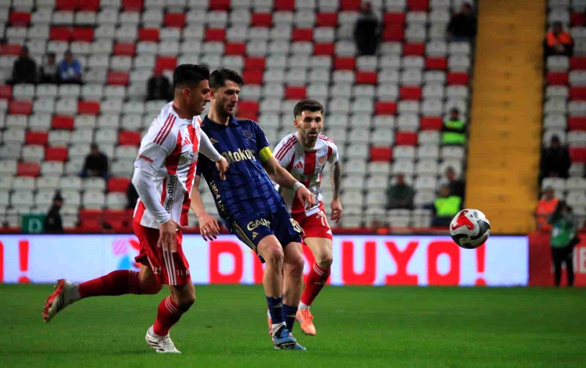 Trendyol Süper Lig: Antalyaspor: 1 Fenerbahçe: 0 (İlk yarı)