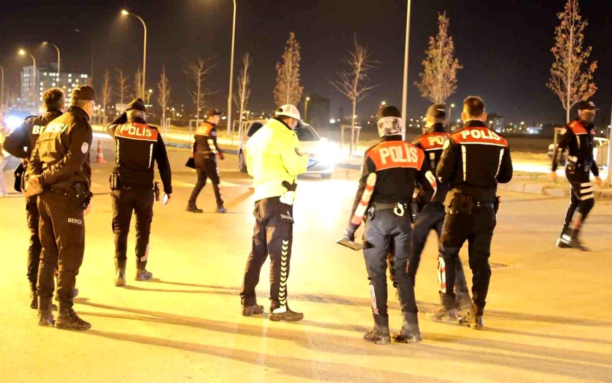 Aksaray'da iftar sonrası asayiş ve trafik denetimleri sürüyor