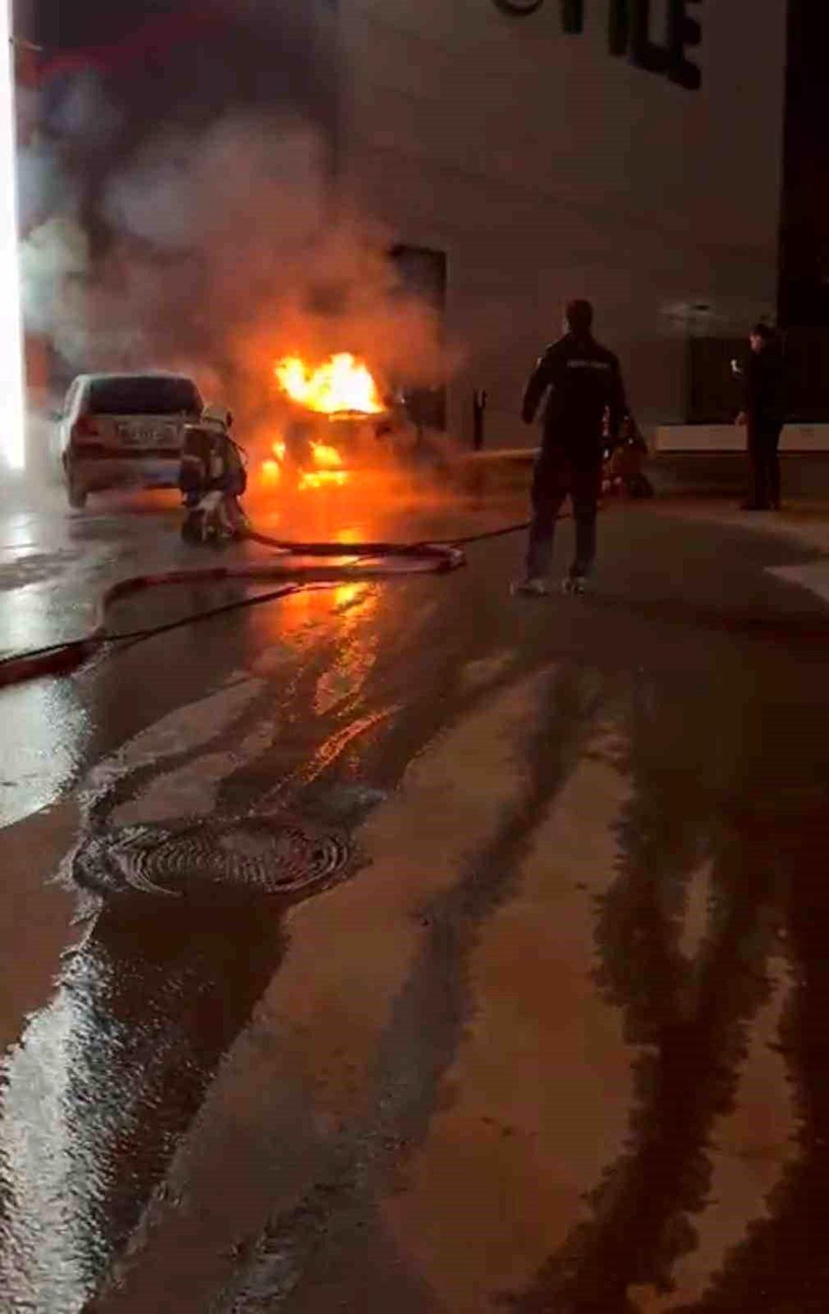 Ankara'da alev alan elektrikli otomobil kullanılmaz hale geldi