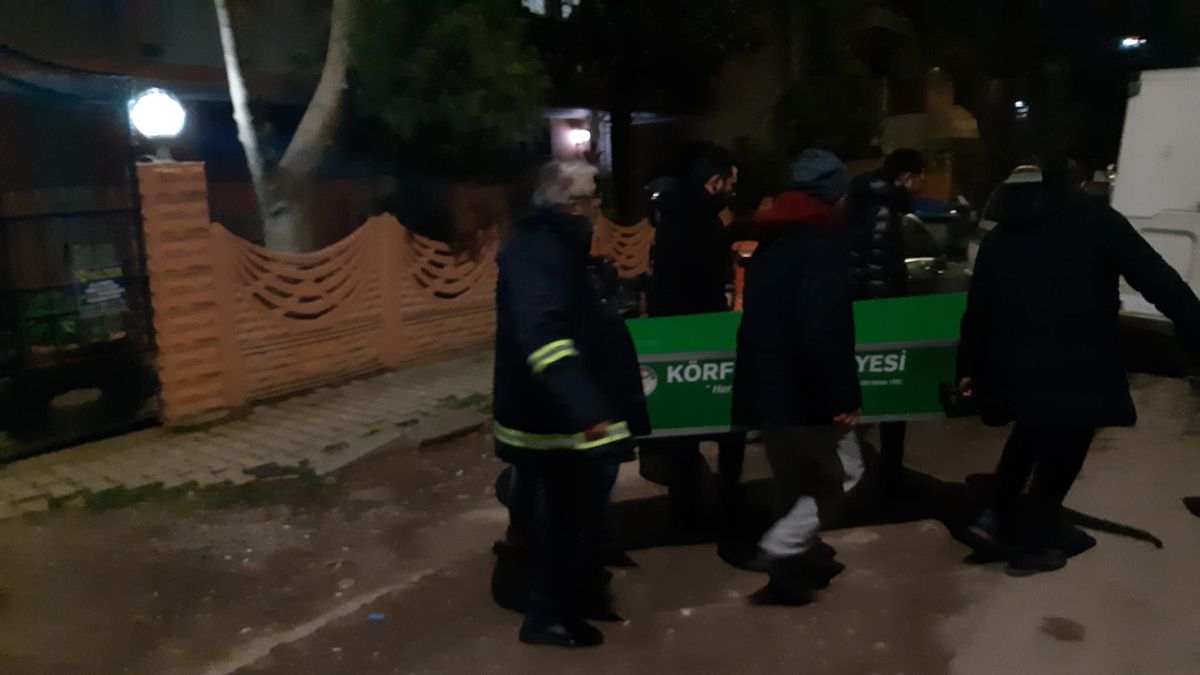 Annesiyle yaşadığı evde boğazından bıçaklanmış halde bulunan kadın öldü
