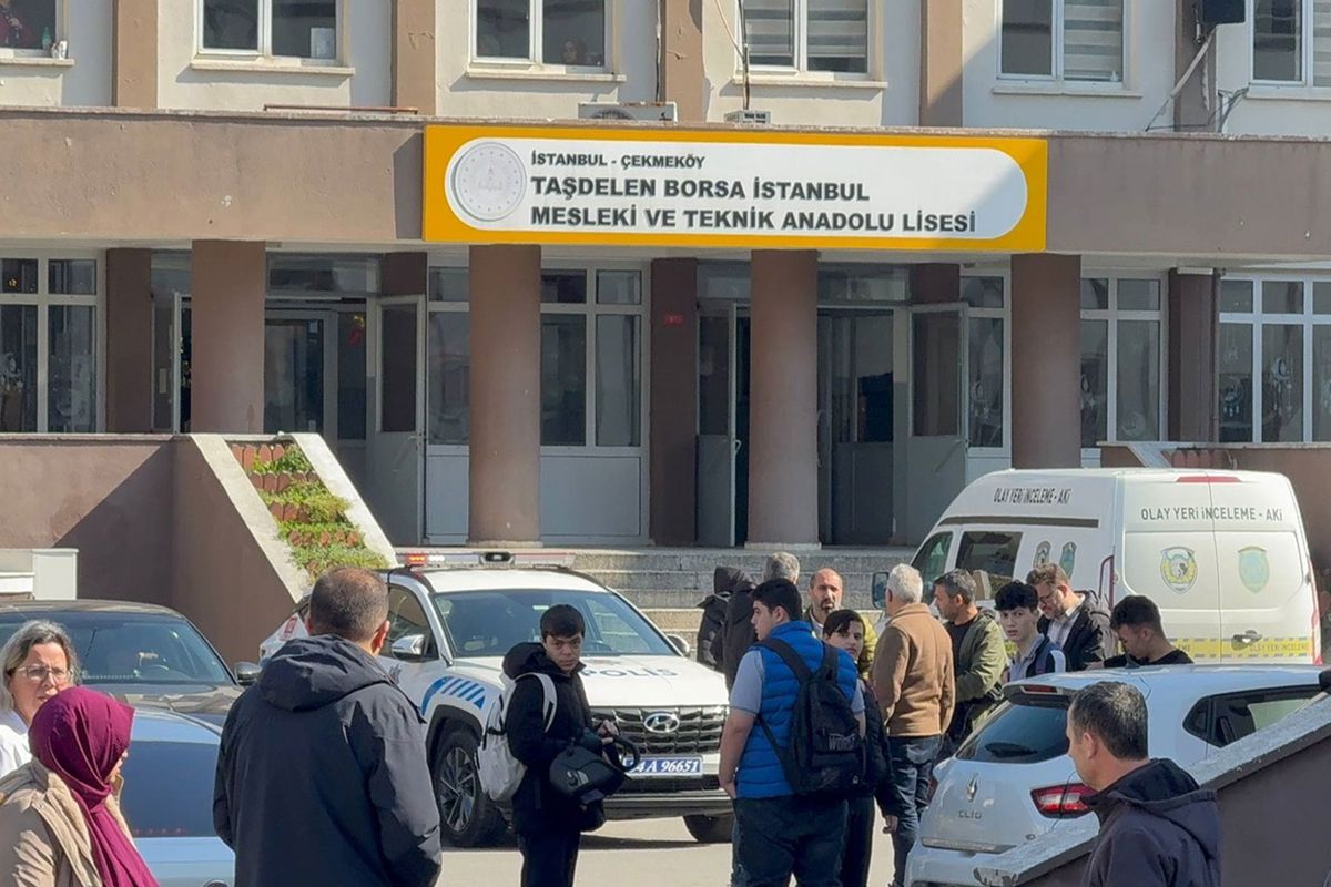 Çekmeköy'de lise öğrencisinin bıçakla yaraladığı 2 öğretmenden biri hayatını kaybetti