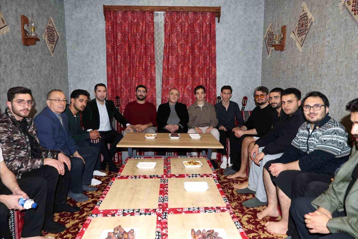 Elazığ Valisi Hatipoğlu, iftarda gençlerle buluştu