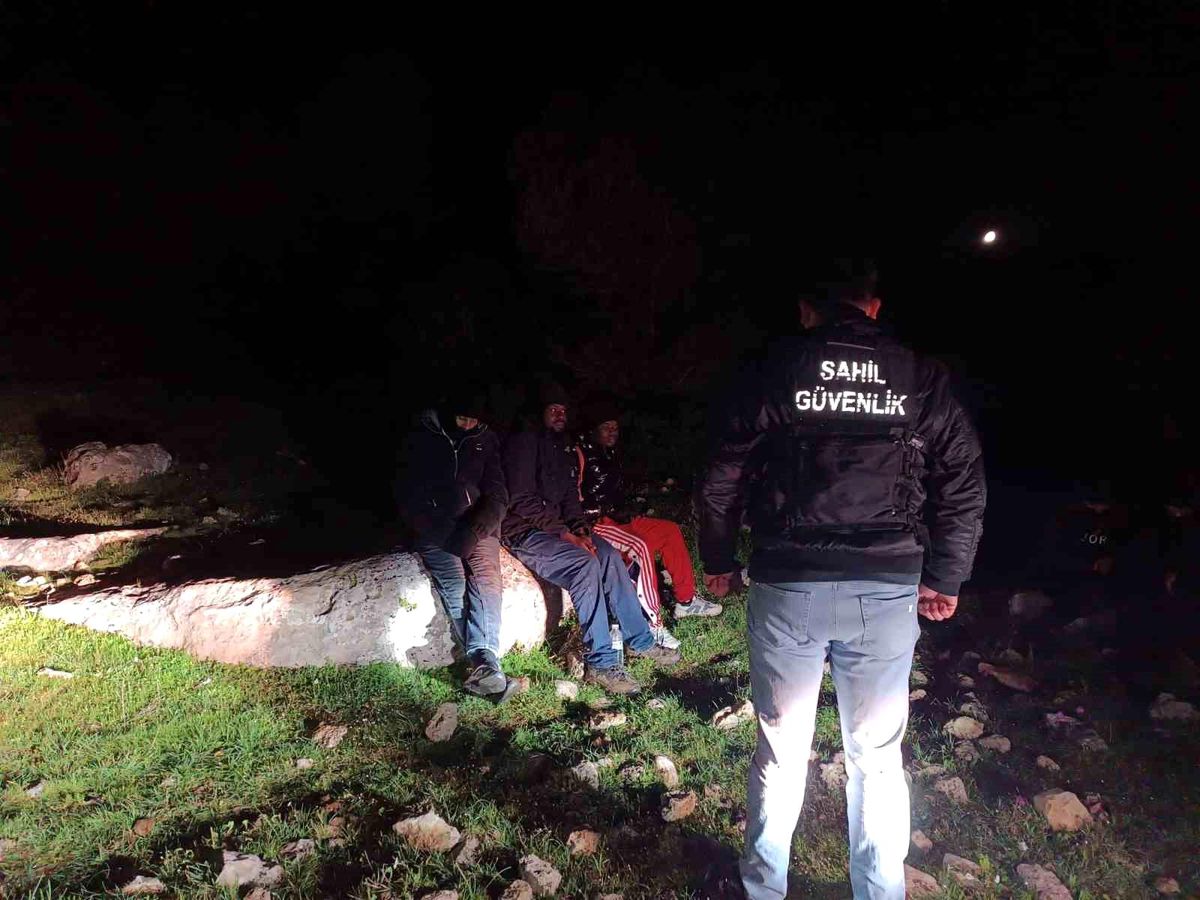 İHA tespit etti, ekipler operasyon yaptı: 22 düzensiz göçmen yakalandı