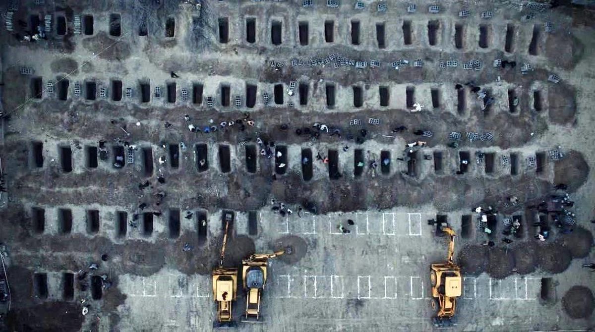 İran Dışişleri Bakanı Arakçi ilkokula düzenlenen saldırıda ölen çocuklar için kazılan mezarları paylaştı