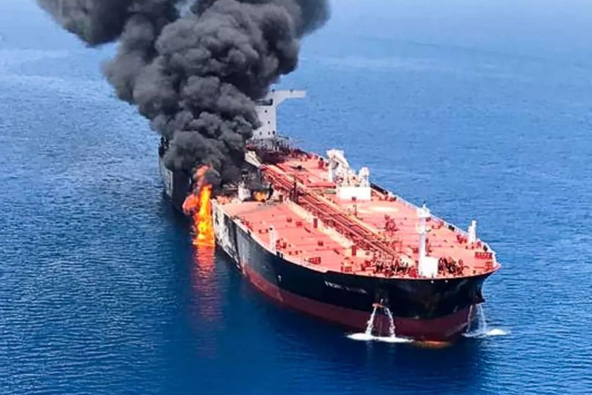 İran, Hürmüz Boğazı'nda bir petrol tankerini daha vurdu