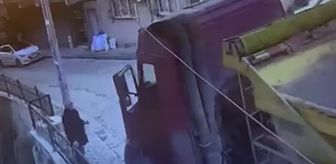 Kağıthane'de aydınlatma direğine çarpan kamyonun sürücüsü yaşamını yitirdi