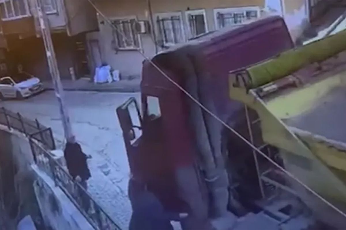 Kağıthane'de aydınlatma direğine çarpan kamyonun sürücüsü yaşamını yitirdi