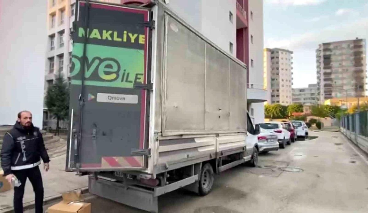 Kamyonetten 4 milyon 500 bin kaçak makaron çıktı
