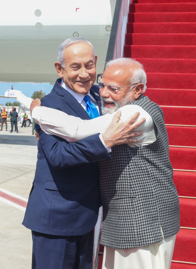 netanyahu nun boynuna sarilan lider de topa girdi 19616304 2957 m