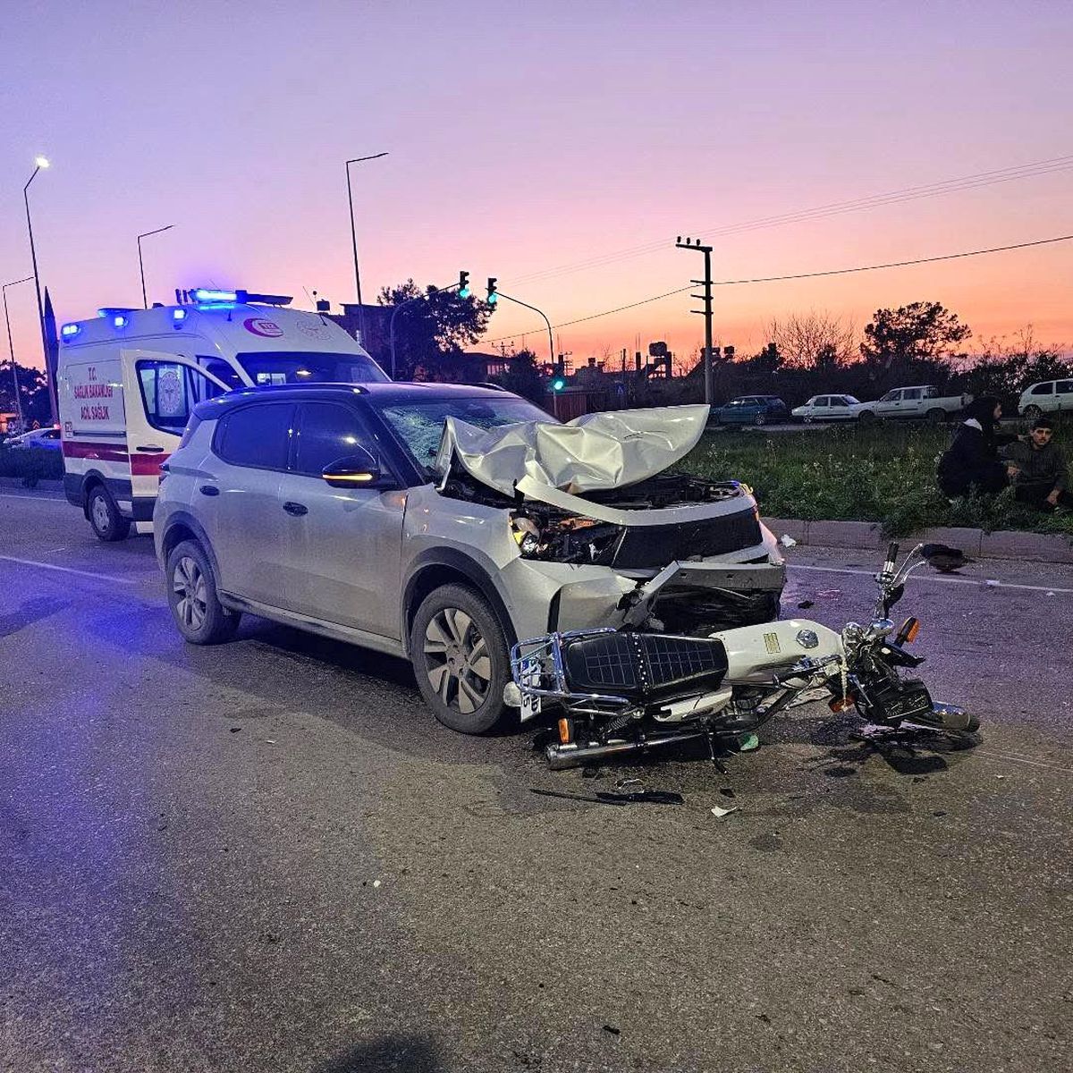 Otomobille çarpışan motosikletteki 2 kişi yaralandı