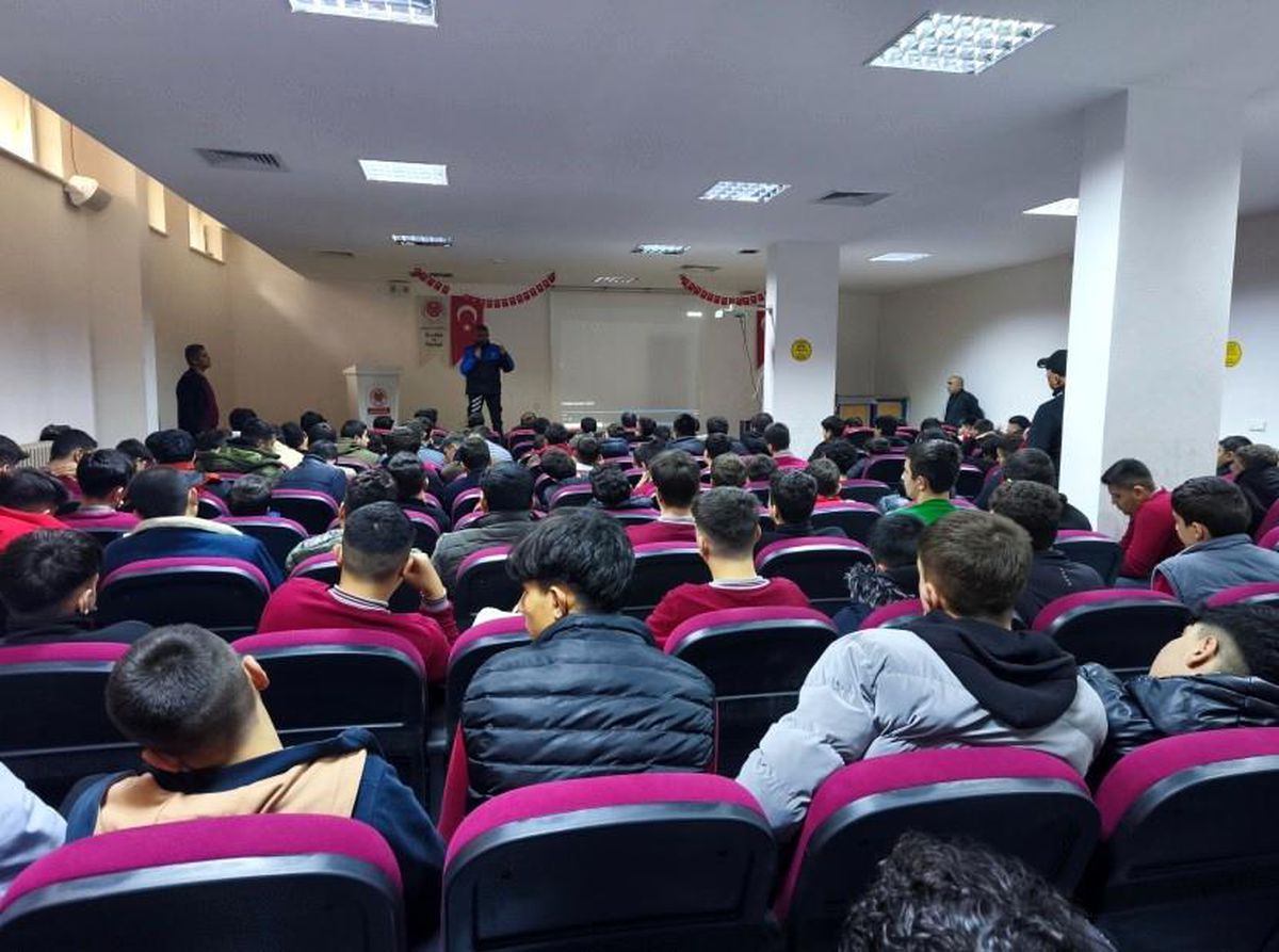 Polisten Niğde'de vatandaş ve öğrencilere yönelik bilgilendirme çalışmaları