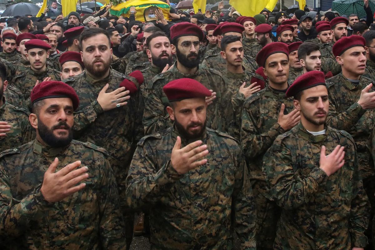 Savaşa katılan Hizbullah'a soğuk duş! Başbakan askeri faaliyetlerini yasakladı