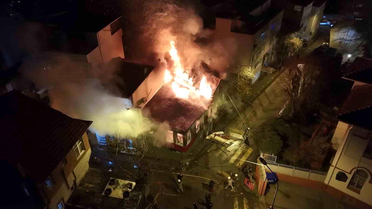 Üsküdar'da tarihi metruk binalarda yangın
