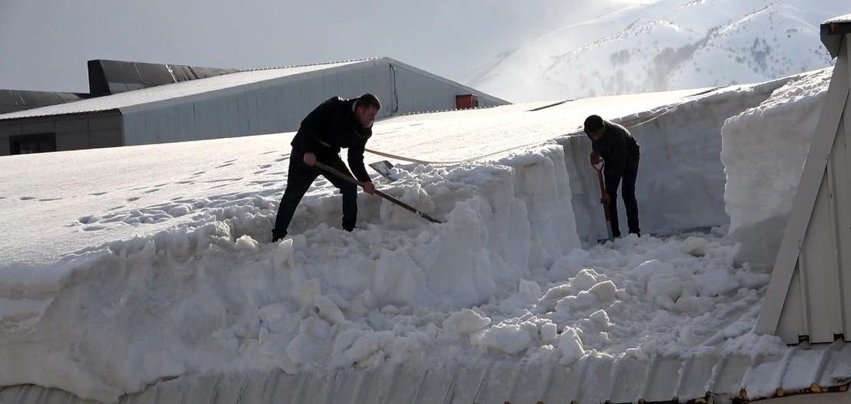Bitlis'te çatılarda yoğun mesai