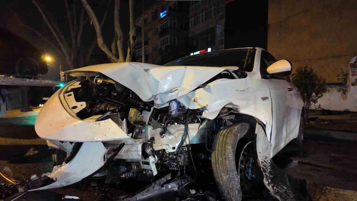 Caddebostan'da makas atan sürücü lüks araca çarpıp kaçtı