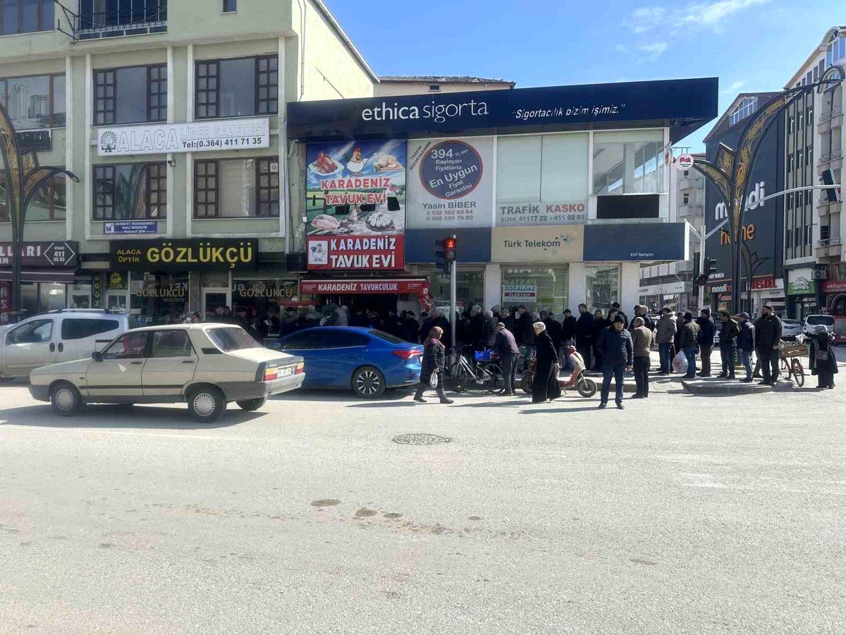 Çorum'da balıkçı baba ve oğlu 100 kasa ücretsiz balık dağıttı