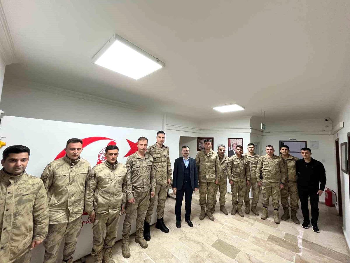 Dicle Kaymakamı Atış, askerle iftarda bir araya geldi