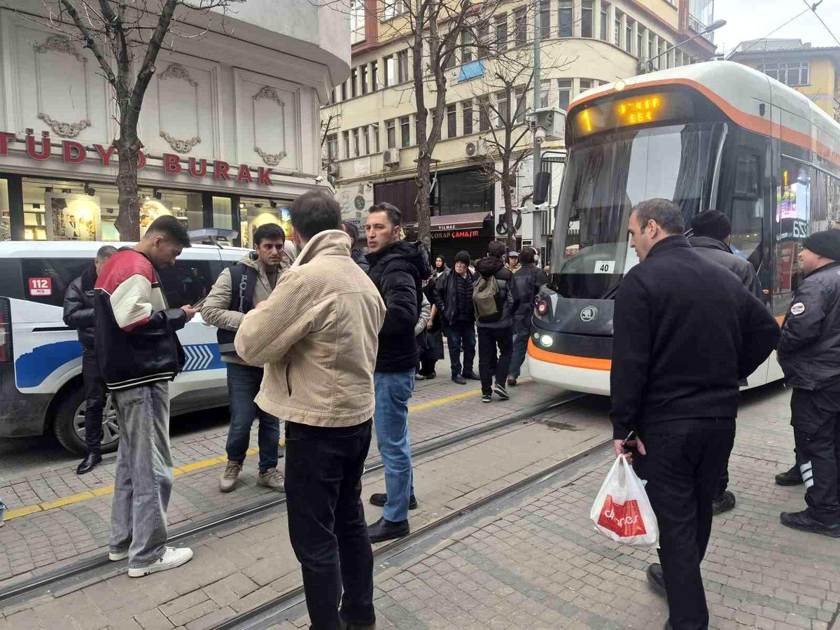Eskişehir'de tramvayın çarptığı yaşlı adam yaralandı