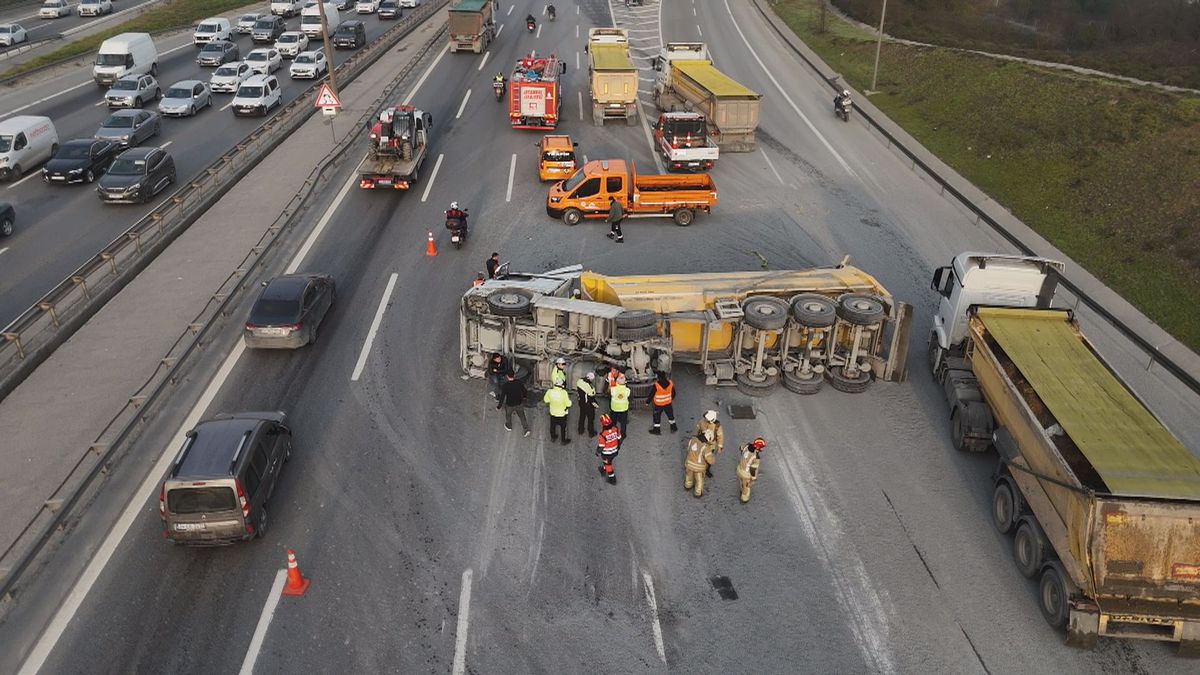 Eyüpsultan'da Hafriyat Kamyonu Devrildi, Trafik Kaza Nedeniyle Aksadı