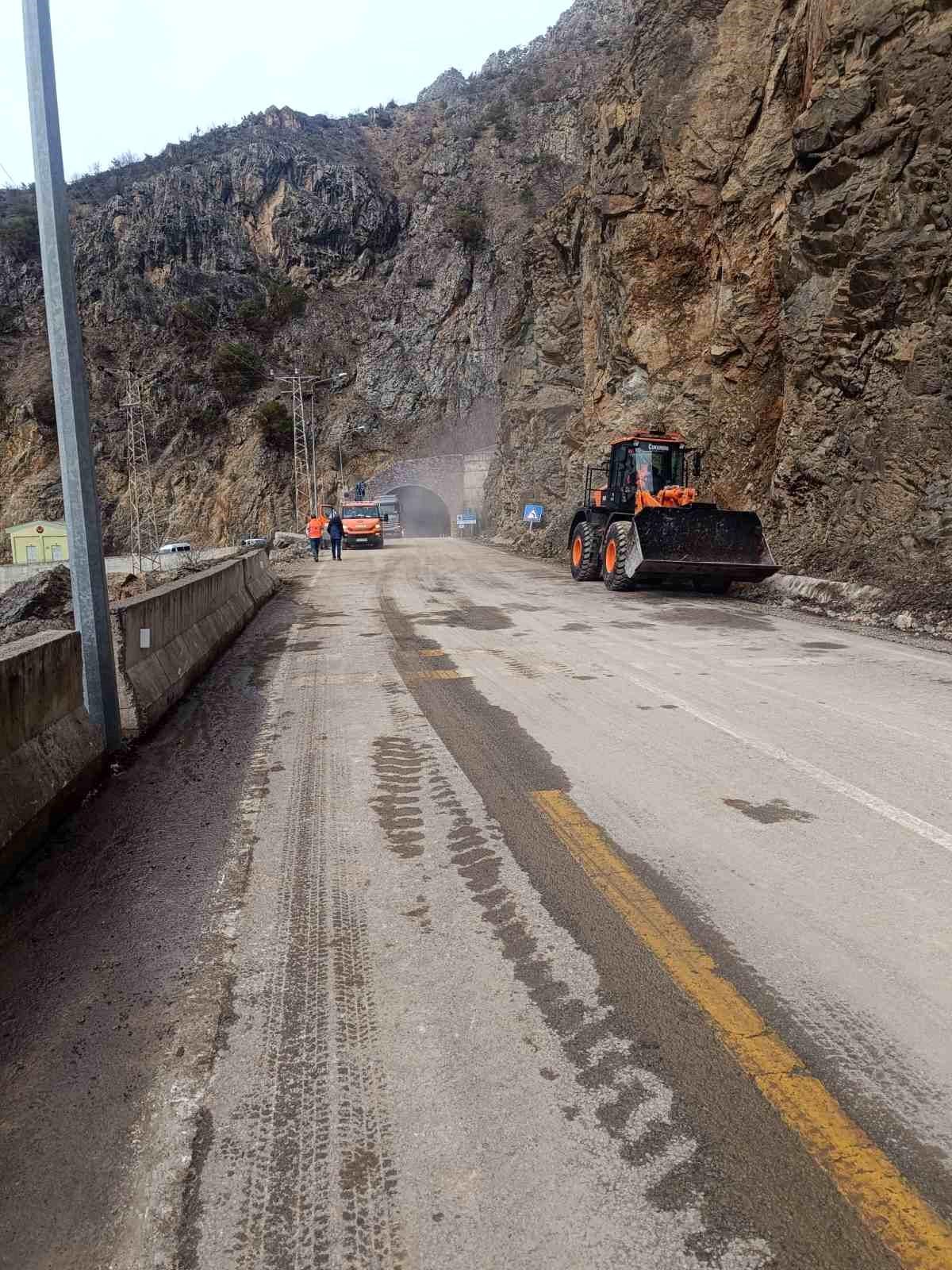 Gümüşhane'de heyelan sonrası kapanan yol yeniden ulaşıma açıldı