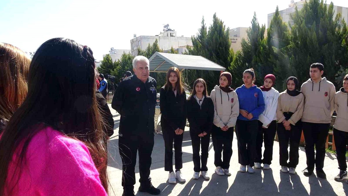 Kilis'te lise öğrencilerinden deprem tatbikatı