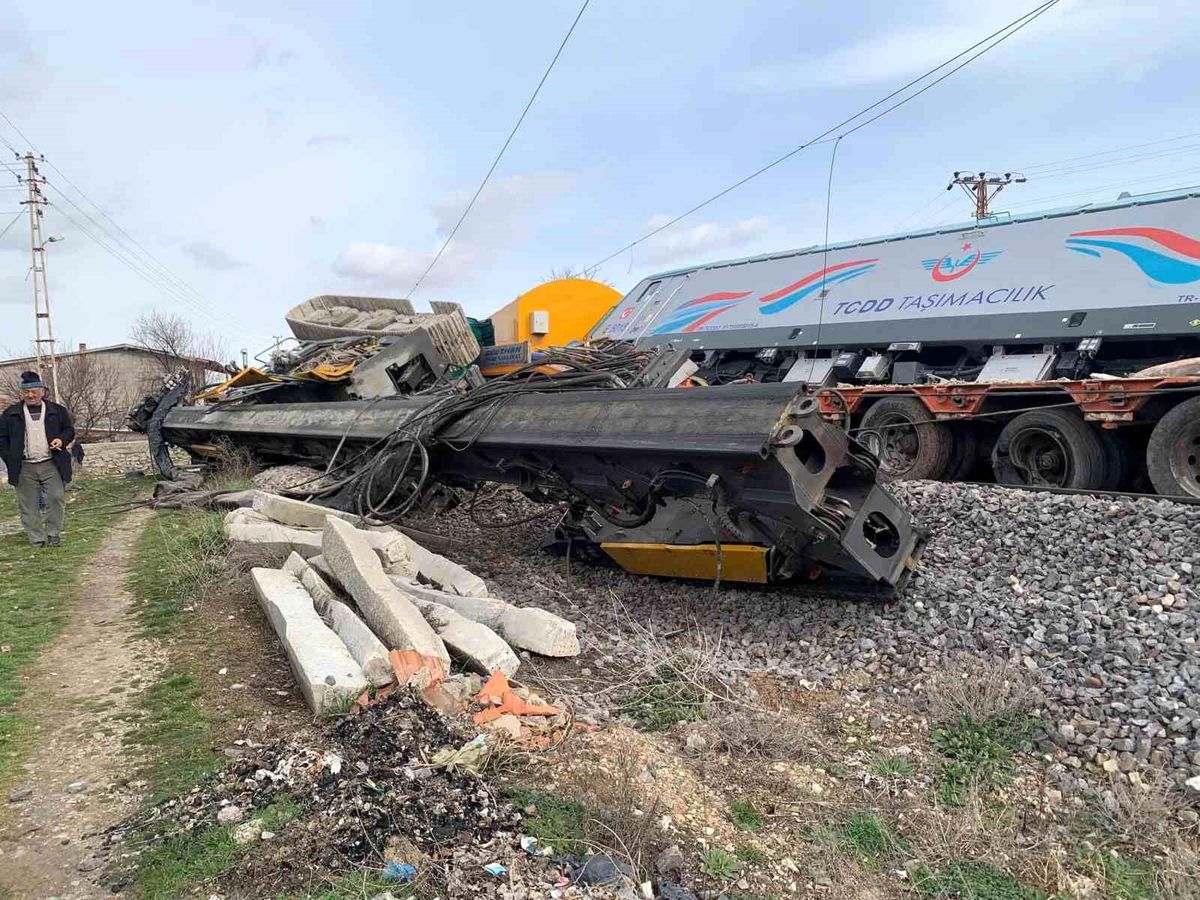 Nevşehir'de yük treni tıra çarptı: 2 makinist yaralandı