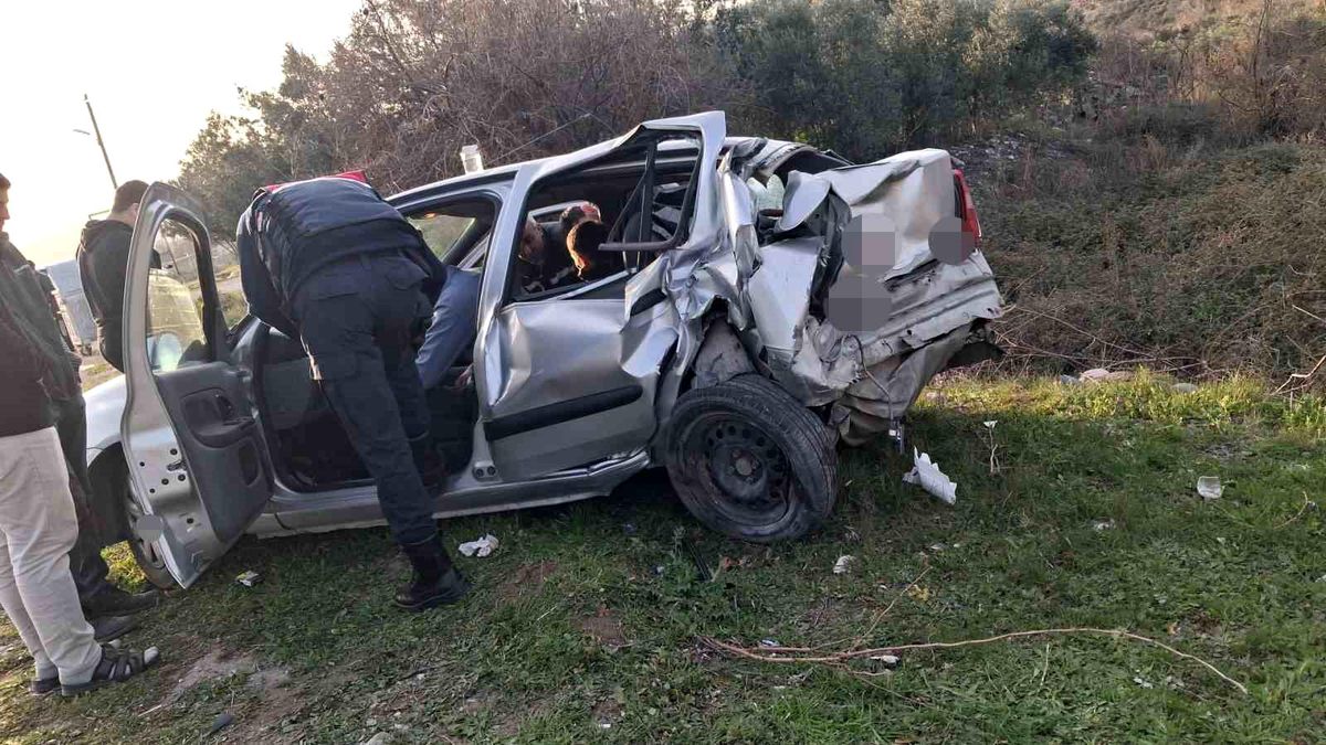Osmaniye'de minibüs ile otomobil çarpıştı: 2 yaralı