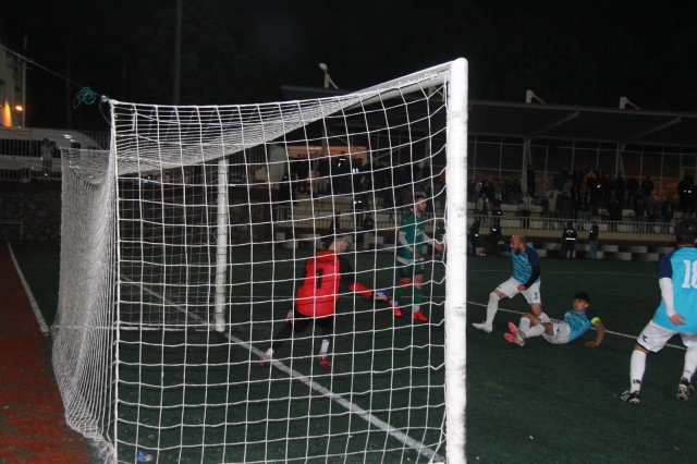 rakipleri gol atsin diye yere atan oyuncular icin 19621061 7252 m