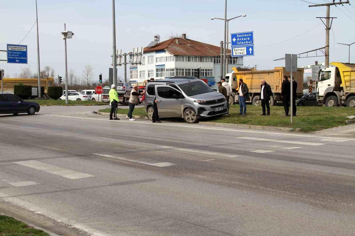 Samsun'da kırmızı ışık ihlali kazaya yol açtı: 3 yaralı