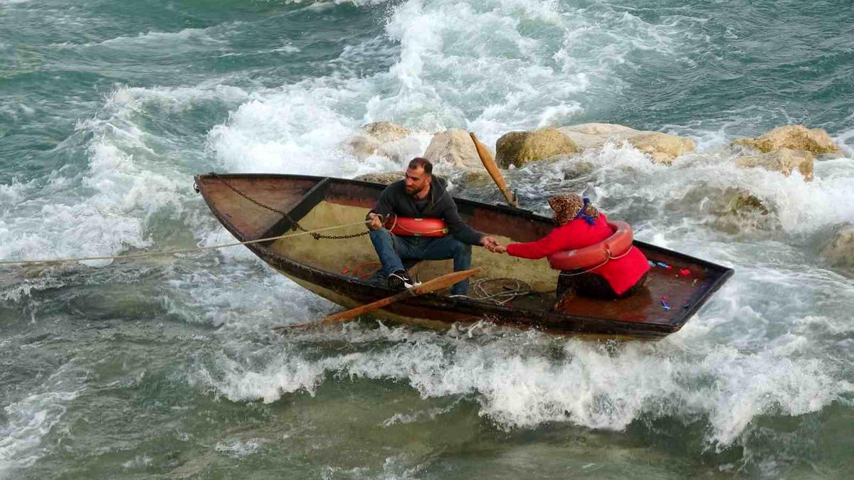Seyhan Nehri'nde can pazarı: Ele ele tutuşup yardım beklediler