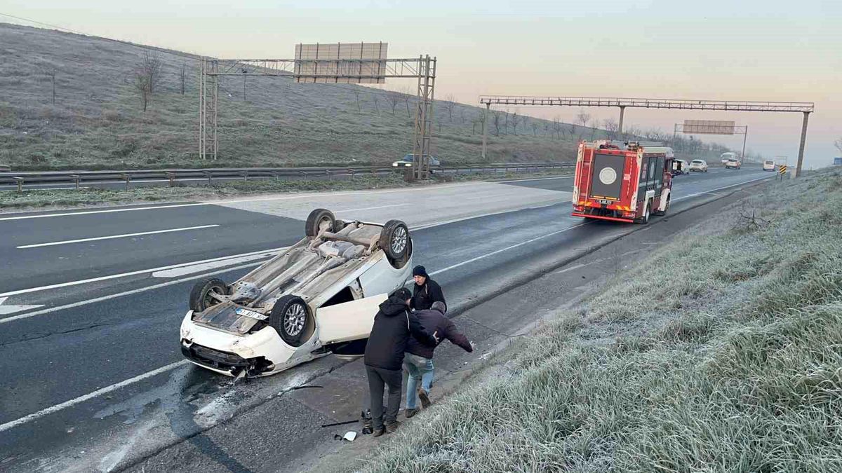 Takla atan otomobildeki 3 arkadaş emniyet kemeri sayesinde yara almadan kurtuldu