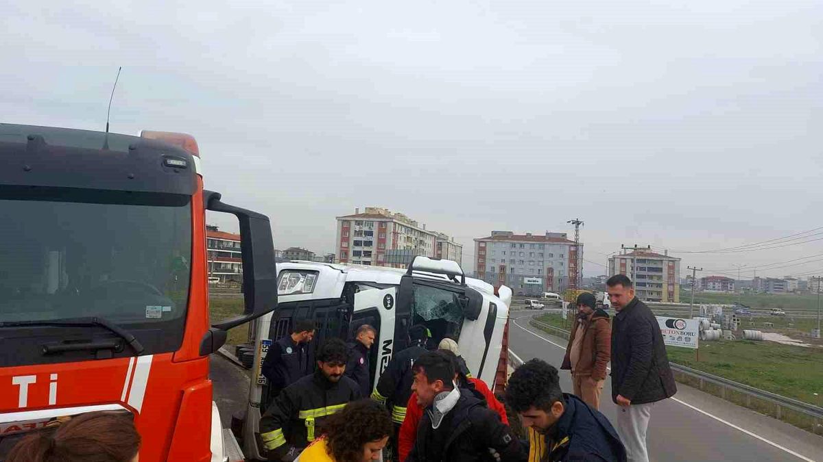 Tekirdağ'da virajı alamayan tır devrildi
